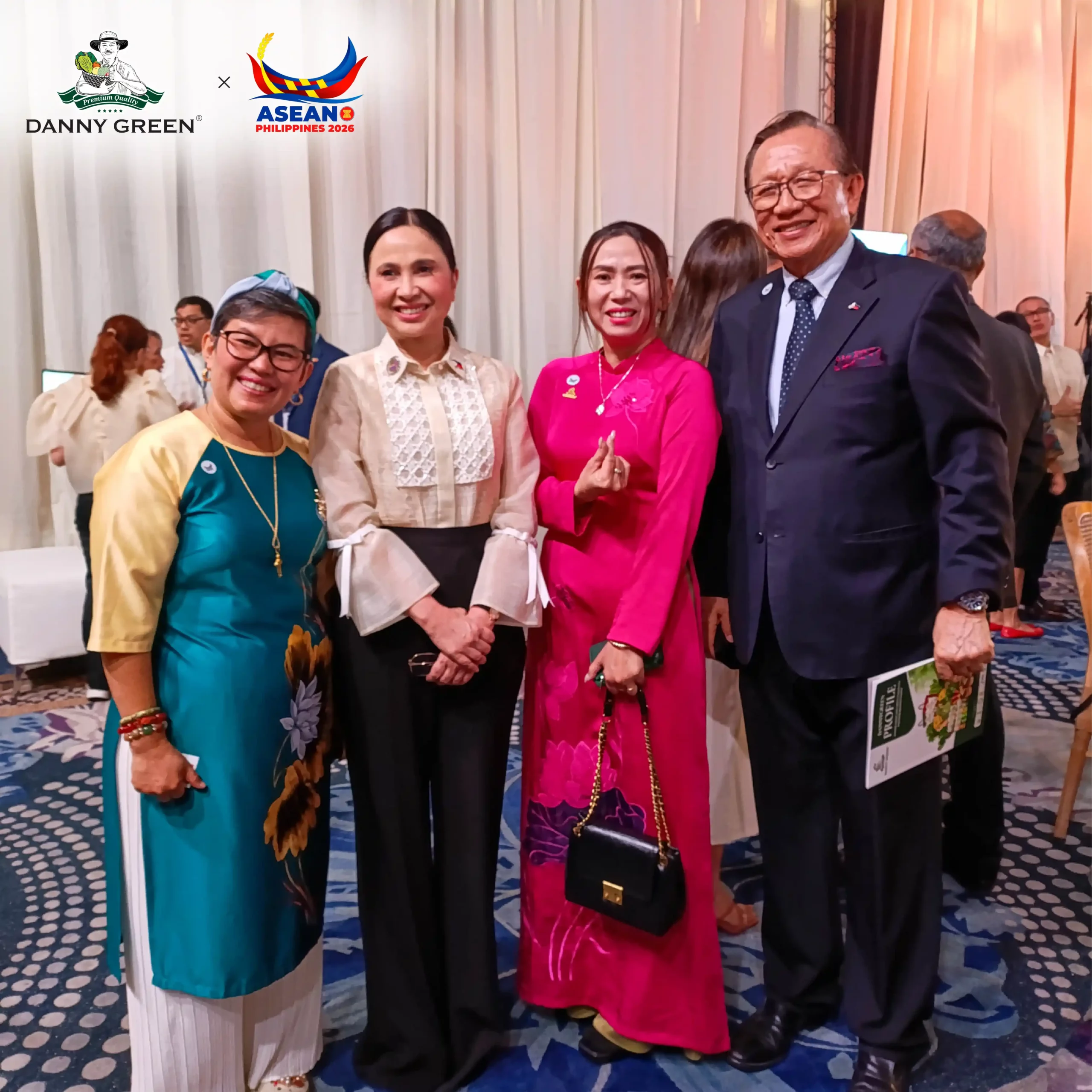 Đại diện DannyGreen và Bà Maria Cristina Aldeguer-Roque - Bộ trưởng Bộ Thương mại và Công nghiệp Philippines & Ông George T. Barcelon - Chủ tịch Hiệp Hội Thương Mại Philippines