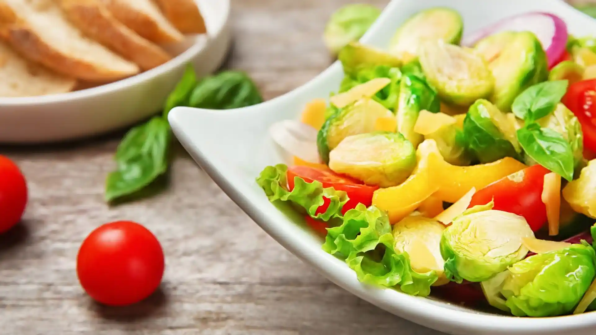Salad cải bẹ dún kết hợp cà chua bi