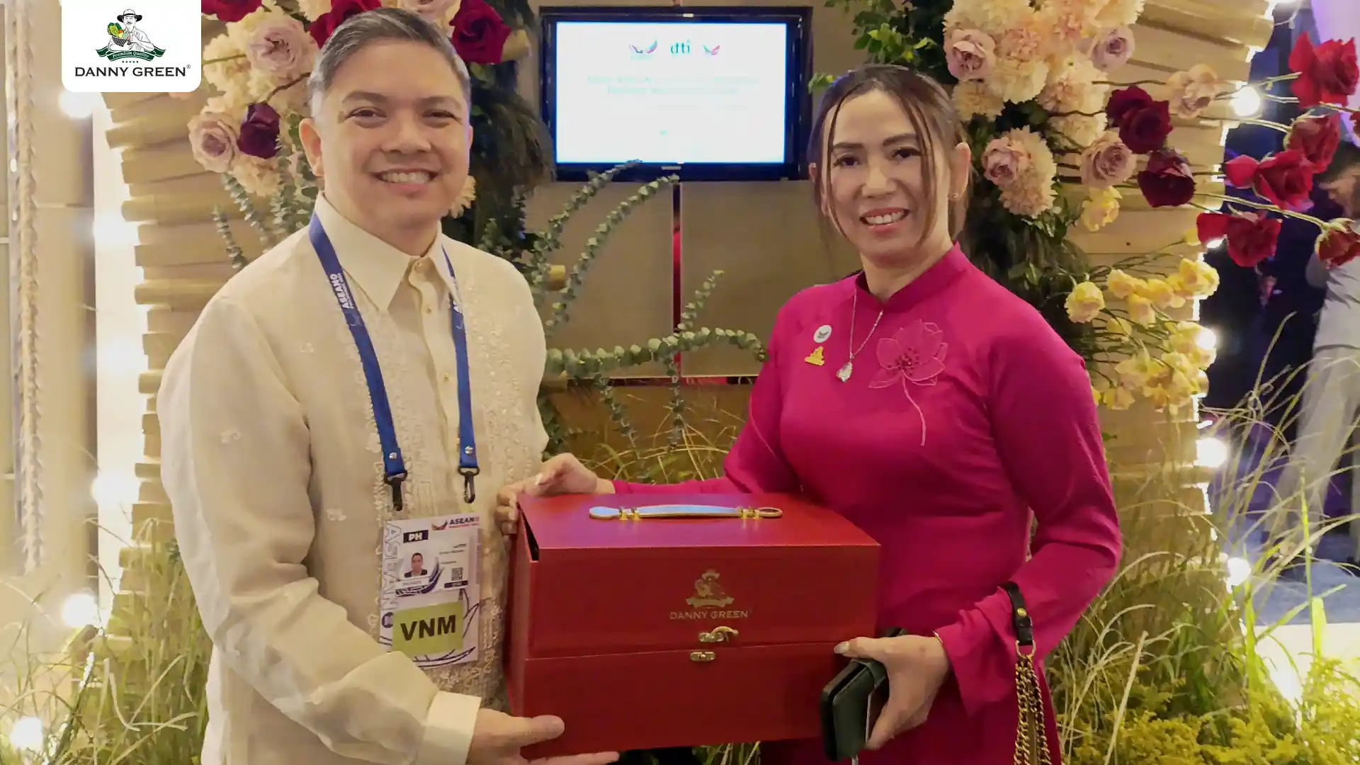 Bà Bùi Thị Thu Ngân – Tổng Giám đốc Công ty Cổ phần DannyGreen Việt Nam và Tùy viên Thương mại – Đại sứ quán Philippines (DTI) tại Việt Nam