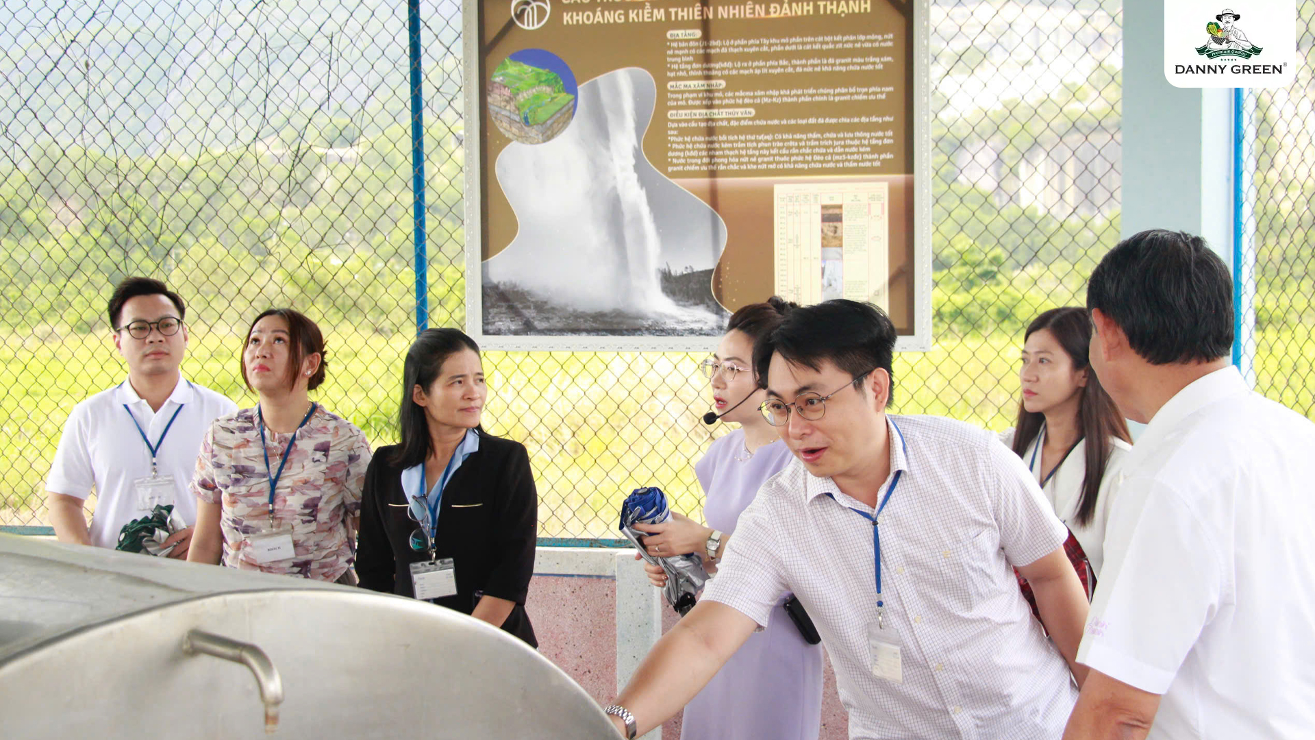 DannyGreen tham quan quy trình khai thác và sản xuất nước khoáng kiềm thiên nhiên Vikoda