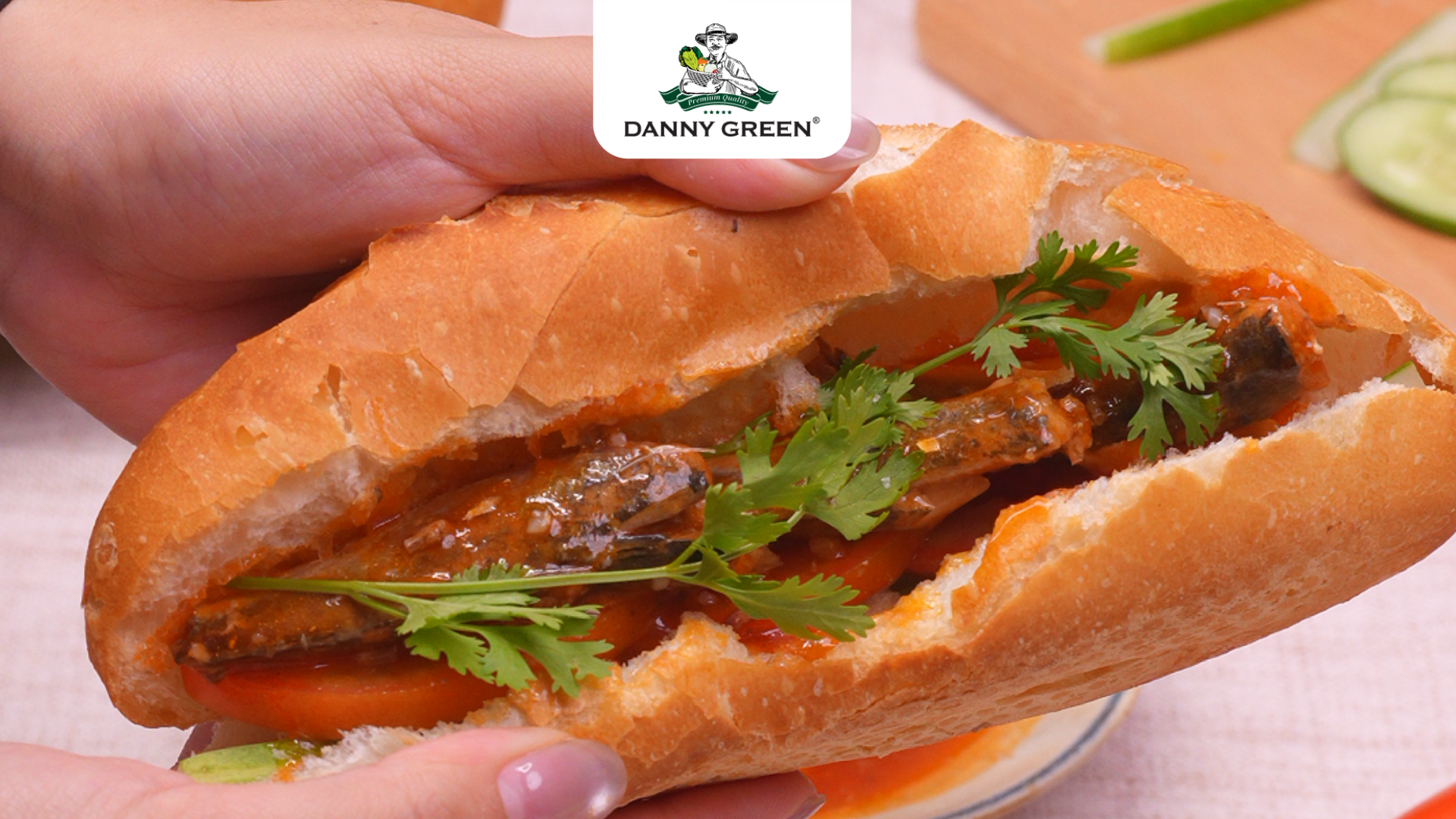 Bánh mì cá thu biển xốt cà